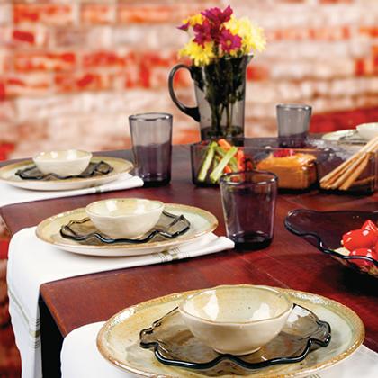 Table setting with Terra displayware accent pieces